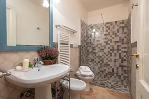 Legnaia countryside luxury property, shared pool, ideal base to discover Tuscany - Image 5