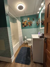 Upscale King Suite, mittemot den gamla fängelset, med reserverad parkering utanför gatan - Image 4