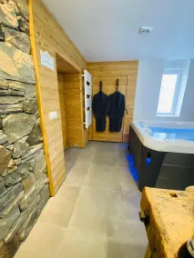 Détente Absolue Jacuzzi et Sauna Privatif - Image 3