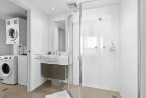 Central Lakeview Apartments - Image 4