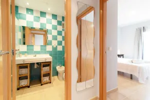 Global Vacacional, Apartamento con terraza y piscina en la playa de Canet - Image 2