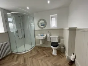 Tenby Villa-New 2023-Sleeps up to 10. Beach & Town 2 min walk - Image 3