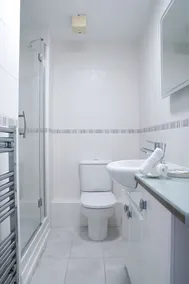 Stunning modern space with harbour views & free parking - Image 2