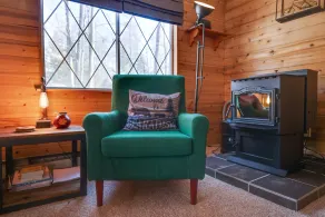 Cozy Comfort, AC, Wi-Fi, TV, Deck, BBQ, 4min walk to pool, close to water park - Image 2