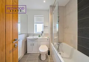 Modern Serviced Apartments For Contractors & Families with Free Parking, WiFi & Netflix By Redwood Stays - Image 4