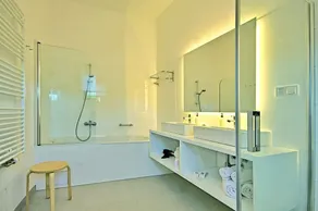 Villa moderna con piscina riscaldata, idromassaggio, campo da pallavolo e calcetto - Image 5