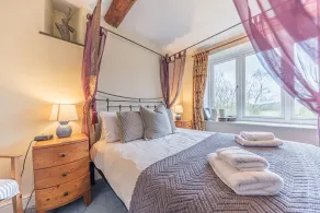 Sleeps 6 guests  in 3 bedrooms - Image 5