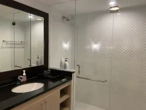 Spacious 2 Bedroom Penthouse Apt,50Mbps, Pool, Gym - Image 5