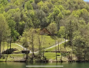 GORGEOUS LAKE FRONT CABIN - PRIVATE LAKE ACCESS-FISHING, KAYAKING, AND HIKING. - Image 2