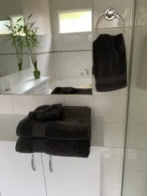 Eltham Retreat Guest House - Image 5