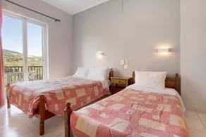 Studio \"Dolphin Studio 7\" with Private Balcony, Shared Garden & Wi-Fi - Image 4