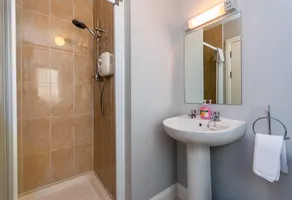 3 bedroom pet friendly home with access to pool - Image 2