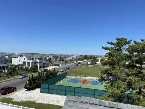 Smuk udsigt over havet og bugten - 3 dæk, 2 MBR suiter, 2 LR'er, park / legeplads - Image 3