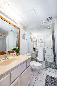 7ème étage moderne spacieux 2BR w / superbe vue sur la plage et la baie - Image 4