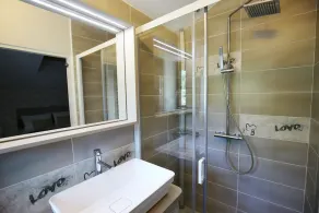 Du kommer bli positivt överraskad av den idylliska inställningen på denna renoverade plats. - Image 3