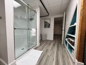 Spacious basement apt. Off-street parking, washer & dryer, kitchenette, sleeps 4 - Image 4
