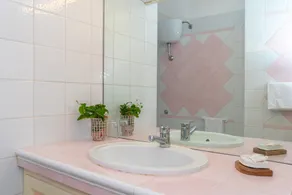 Apartamento \"Conchiglia Rosa\" con jardín compartido, vistas al mar y Wi-Fi - Image 3