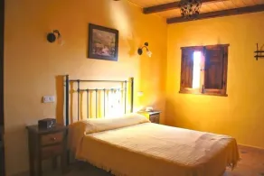 Schöne Villa auf einem privaten Grundstück mit Oliven- und Obstbäumen - Image 3