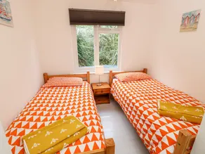 SEAS THE DAY, family friendly, with a garden in Ventnor - Image 4