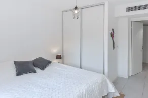Moderne Wohnung mit Schwimmbad - Image 5