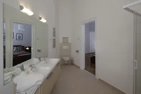 3 Bed & 3 Bath, Huge, Free Parking, City centre for families and groups - Image 3