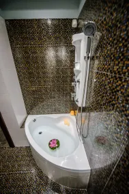 One of a kind Luxury Apartment in City Center Near HELEXPO - Image 5