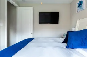 Private Guest Apt with King Bed! and Screaming Fast Internet! - Image 4