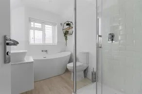 4 Bedroom Seaside House, Beach 220m with Free Parking - Image 4
