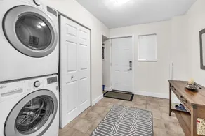 Great Location in North Vancouver only few minutes to Downtown Vancouver - Image 2