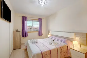 Apartamento vacacional 'La Perla D14 By Médano Rentals' con piscina, terraza y Wi-Fi - Image 5