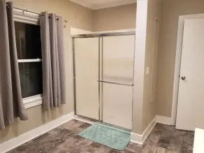 Clean and spacious house in downtown Fayetteville - Image 5
