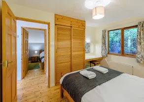 Timber lodge set by the lake with one double and one twin. - Image 3