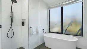 Comfort & elegance in a South Beach Retreat - Image 4