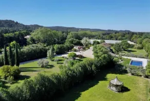 Sublime mas provençal de caractère rénové avec une grande piscine - Image 3