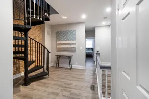 Maison mitoyenne magnifiquement rénovée dans le canton branché, allée de stationnement privé - Image 4