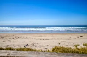 Nemmere sjov i dette fem-værelses Oceanfront Home med privat strandadgang - Image 4