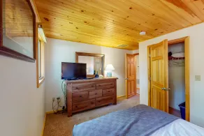 Lake Winnipesaukee Waterfront with Dock in Alton sleeps 6 - Image 4