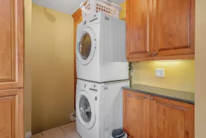 Luxury pet friendly estate w/ hot tub and heated pool in the heart of the city - Image 4