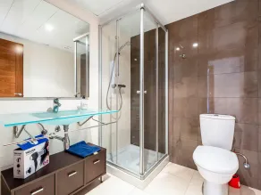 Apartment with pool and parking sea views - Image 2
