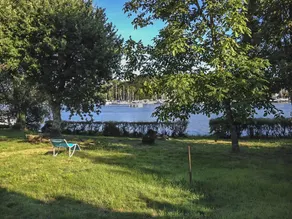 Port de Folleux, waterfront accommodation with terrace in wooded garden - Image 5