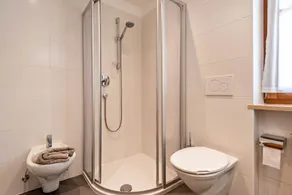 Apartamento vacacional 'Haus Thurn Apartment B' con vistas a la montaña, jardín y wifi - Image 3