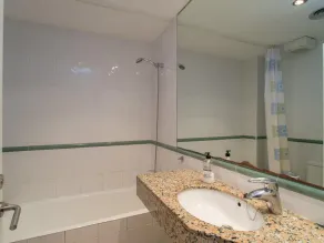 Appartamento con terrazza, giardino e piscina - Image 4