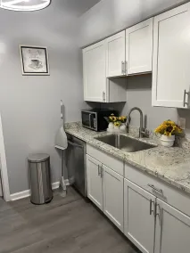 Cozy 1 bedroom, 1 bathroom condo - Image 5