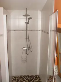 En-etagers hytte på kanten af søen på 1 hektar uklanderligt land med sauna - Image 4