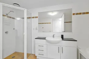 Flightdeck 101 - Large Modern Apartment In Great Location Close To CBD - Image 3