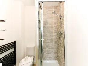 Sleek 1 Bed Apartment w Parking - Pass the Keys - Image 2