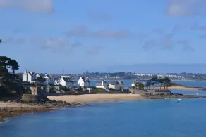 House between land and sea, 10 minutes' walk from the beach and GR34. - Image 2