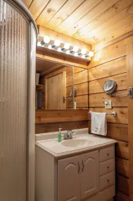 Lakeside Cabin Near Holiday World Perfect for Families & Friends - Image 2