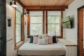 Cozy 4 season Treehouse - 30 minute drive to ski! - Image 3