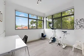 Spacious 3-Bed Apartment in the Heart of St Ives - Image 2